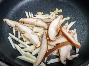 筊白筍料理-茭白筍炒香菇-炒茭白筍